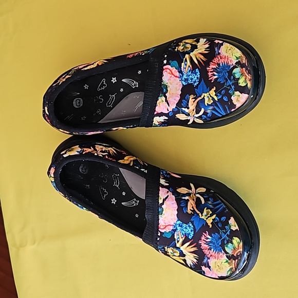 Bzees Shoes - Bzees Women's Lollipop slip on floral print memory foam flats. Women's size 6.5M
